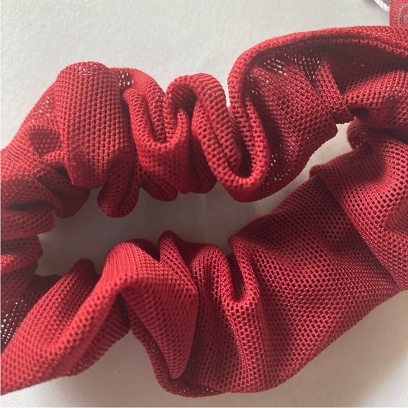 NWT lululemon Uplifting Scrunchie Chouchou Uplifting “CALI” (maroon/wine color) - Picture 5 of 11